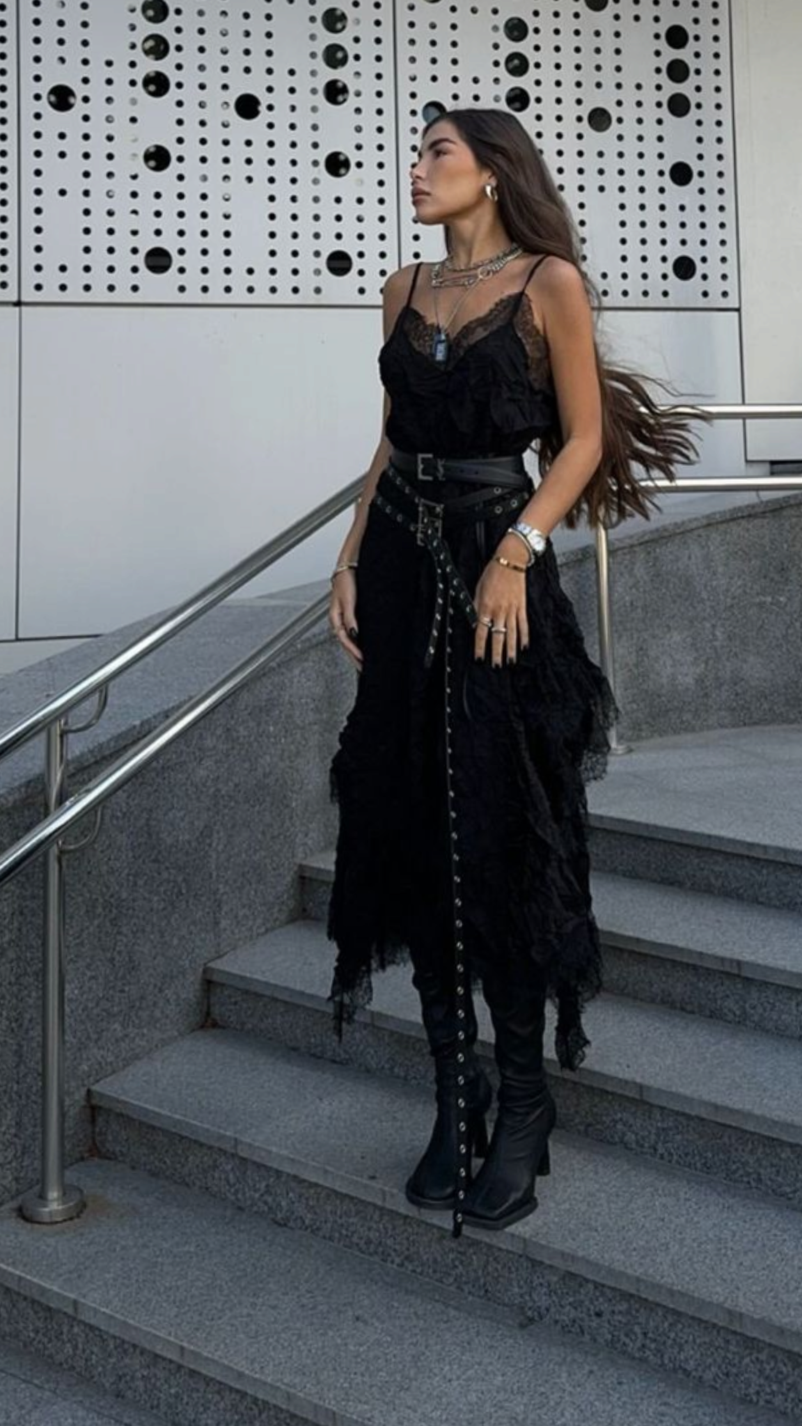 Vestido preto com transparência e botas
