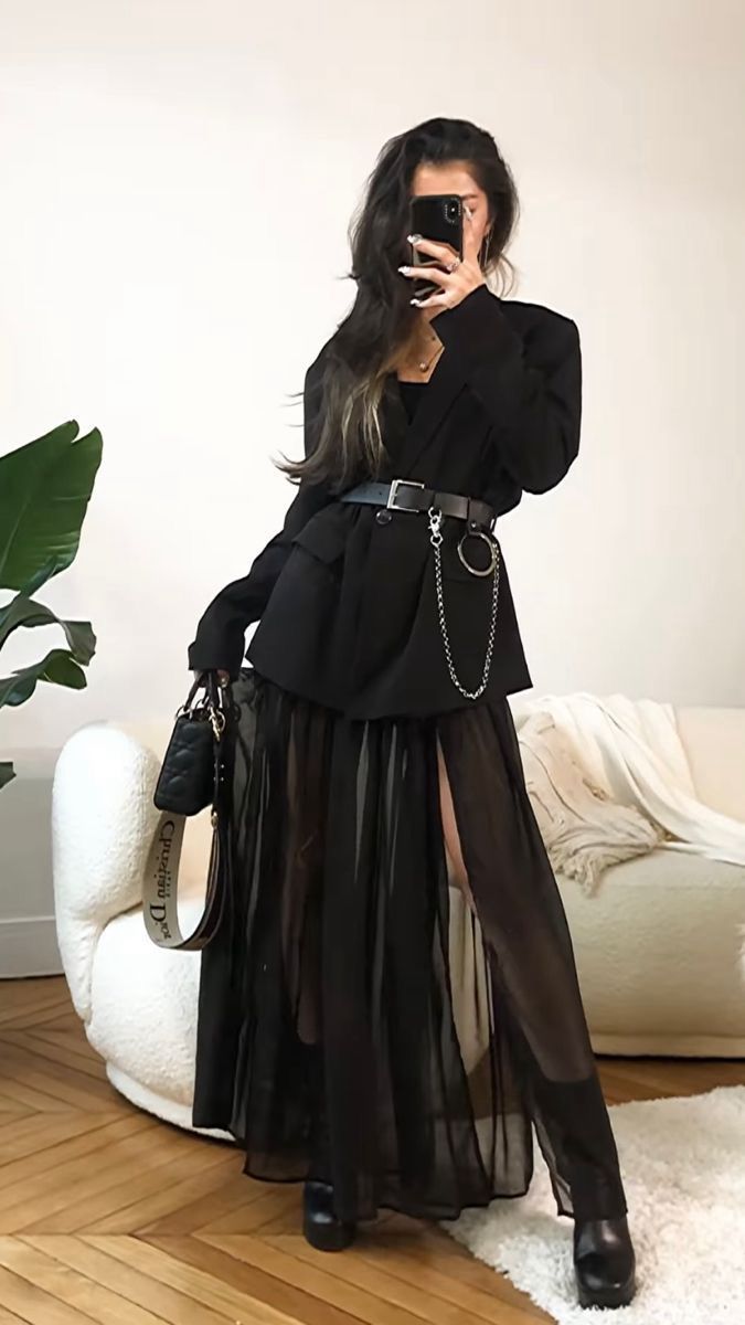 Blazer com cinto e saia preta
