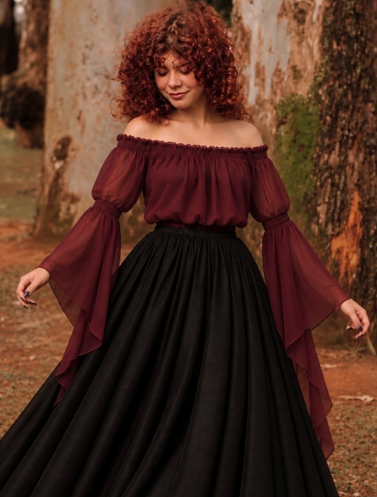 Blusa vinho e saia preta